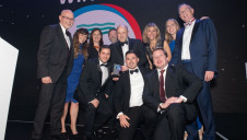 (L-R) Tideway team, Philip Sellwood, chief executive,
Energy Saving Trust (middle back) and compere
Michaela Strachan